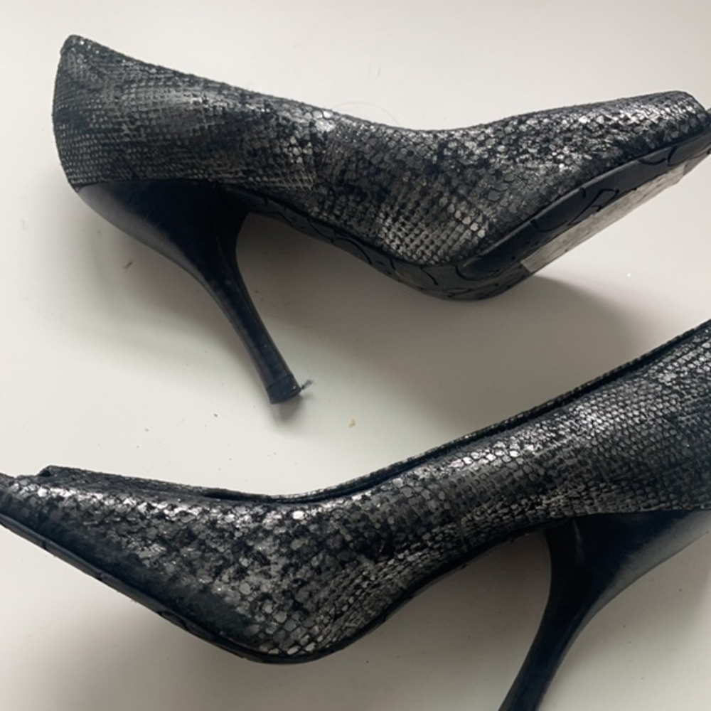 BCBG Women’s Grey Faux Snake Skin Peep Toe Pumps Size 7.5B